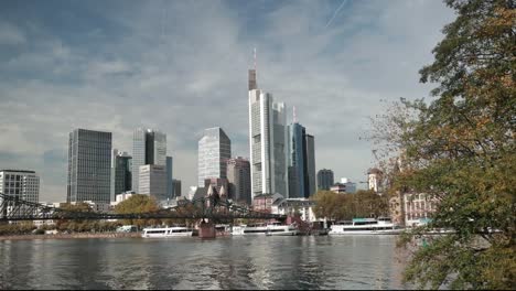 Panorama-de-la-metrópolis-con-rascacielos-río-y-Parque.-Alemania,-Frankfurt.