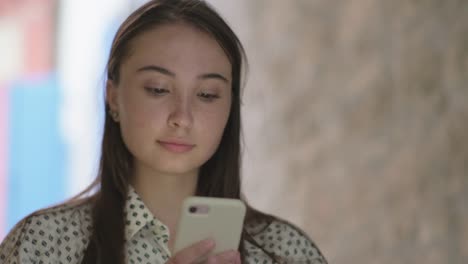 Girl-with-smartphone