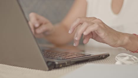 Frau-Hände-Typ-auf-ihrem-Laptop-zu-Hause