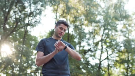 Hombre-de-negocios-apuntando-reloj-inteligente-de-la-mano-usando-tocar-las-manos-del-hombre-digital-pantalla-táctil-pantalla-pantalla-de-moda-reloj-inteligente-en-línea-portátil