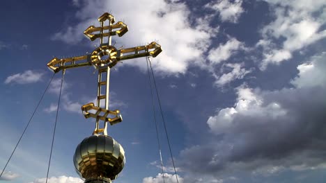 Orthodoxe-Kirche-mit-Kreuz-auf-Blau-bewölkten-Himmel-Hintergrund.