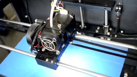 3D-printer-prints-shape