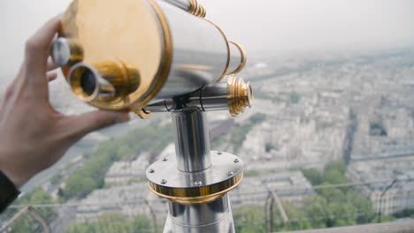 Sightseeing-Teleskop-auf-dem-Eiffelturm,-Paris,-Frankreich.-Ansicht-von-Paris-vom-oberen-Balkon-im-Frühjahr-Märztag