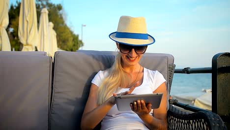 Beautiful-young-girl-communicates-in-social-networks-on-the-tablet-in-a-trip