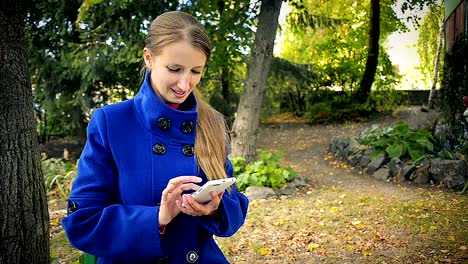 Girl-Communicates-in-Social-Networks-on-the-Smart-Phone-in-a-Park