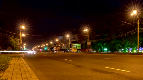 Pkw-Verkehr-in-die-nächtliche-Stadt