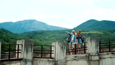 Dos-amigos-viajando-juntos,-estaban-en-un-lugar-increíblemente-hermoso-en-las-montañas.