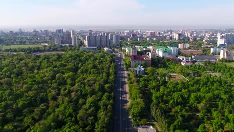 Luftbild-von-Moskau-mit-Moskwa-aus-eine-moderne-Schrägseilbrücke.-Blick-aus-dem-Himmel-auf-Brücke-in-die-Stadt-und-den-See