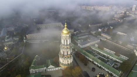 Vista-aérea-Kiev-Pechersk-Lavra-en-otoño,-Kiev-Pechersk-Lavra-en-una-colina-a-orillas-del-río-Dnipro.-Kiev,-Ucrania.