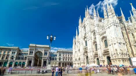 Kathedrale-Duomo-di-Milano-und-Vittorio-Emanuele-Galerie-Timelapse-Hyperlapse-Platz-Piazza-Duomo-an-sonnigen-Sommertag,-Mailand,-Italien