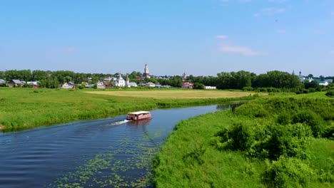 Río-de-viaje-en-el-tiro-aéreo-de-Suzdal,-Rusia,