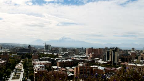 Vista-de-nubes-sobre-la-ciudad-de-Yerevan-con-gran-montaña-ARARAT-detrás