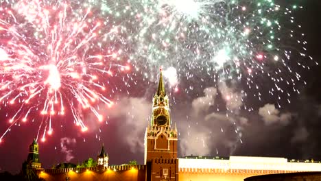 Fuegos-artificiales-sobre-el-Kremlin-de-Moscú,-Rusia