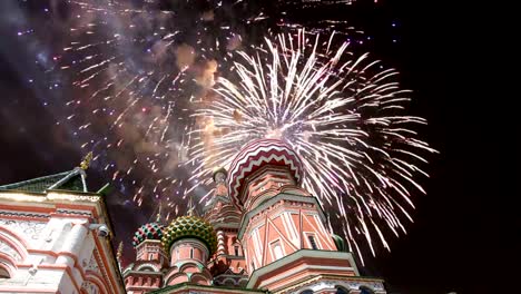 Kathedrale-der-Fürsprache-der-meisten-Heiligen-Theotokos-auf-dem-Graben-(Tempel-des-Basilius-des-seligen)-und-Feuerwerk,-Roter-Platz,-Moskau,-Russland