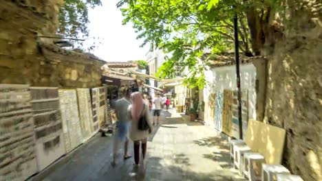 Walk-through-the-tourist-market-with-wide-range-of-sunglasses,-magnets,-arabian-lamps-and-other-souvenirs-timelapse-hyperlapse-in-Antalya