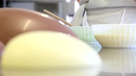 chef-de-pastelería-de-la-manos-de-Pascua-huevos-de-chocolate-decorar