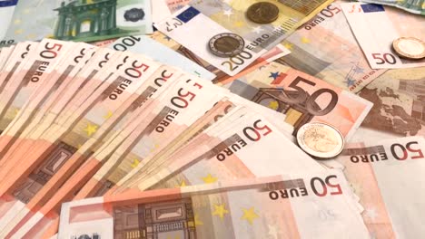 Billetes-de-Euros-sobre-la-mesa