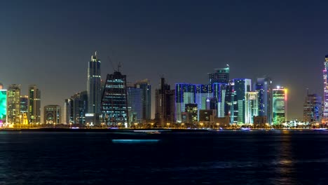 Doha-Wolkenkratzer-in-downtown-Skyline-Nacht-Zeitraffer,-Katar,-Nahost