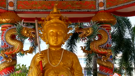 Goldene-Statue-eines-chinesischen-Gottes-umgeben-von-Spalten-der-Drachen.-Chinesischer-Tempel-Ang-Kraft-in-Pattaya.