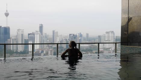 Mujer-relajante-en-piscina