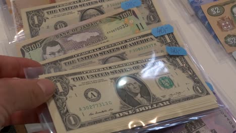 USA-1-Dollar-Bill-und-hundert-jamaikanische-Dollar