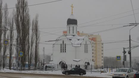 Iglesia-ortodoxa-de-la-ciudad-en-la-nieve