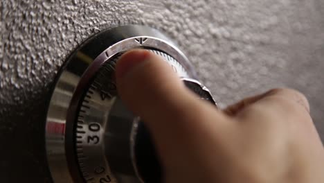 Quickly-dialling-a-safe-lock