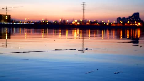 Agua-de-la-ciudad-de-río-al-atardecer