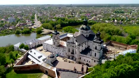 Luftaufnahme-des-Klosters-von-nackten-Karmeliten-in-Berdichev,-Ukraine.-Das-Stadtbild-von-der-Stadt-Berdichev-aus-der-Vogelperspektive.