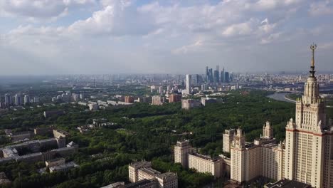 sonnigen-Tag-Moskau-Stadtbild-berühmte-komplex-und-moderne-Universitätsstadt-aerial-Panorama-4k-Russland