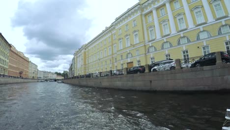 Canales-de-cruce-de-caminos-en-San-Petersburgo