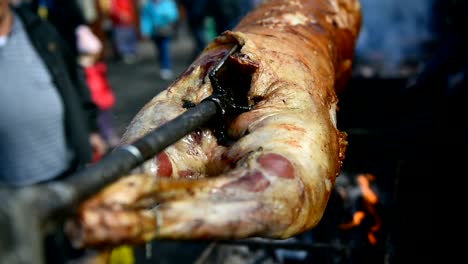 Ganze-Lampe-Braten-am-Spieß-über-Holzkohle-Grill