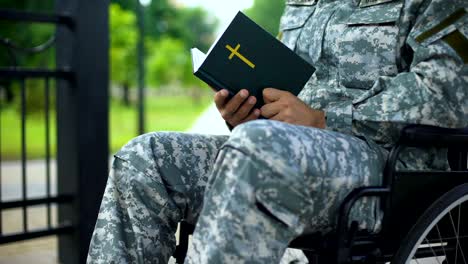 Deaktivierte-Soldat-in-Rollstuhl-lesen-Bibel,-religiösen-Glaubens-Heilung