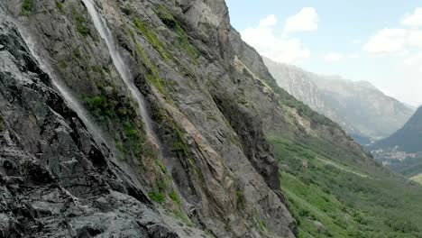 Seguimiento-y-top-tiro-de-aire-de-una-corriente-de-agua-que-salpica-la-cascada-en-un-muro-de-roca-en-las-montañas-del-Cáucaso.-Todo-el-chorro-de-la-cascada