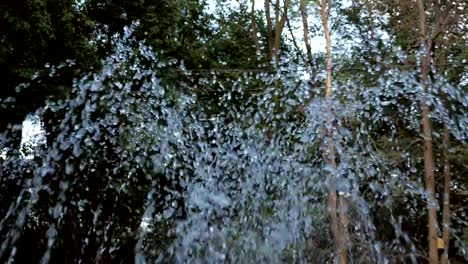 El-chorro-de-agua-de-una-fuente.-Salpicaduras-de-agua-en-la-fuente,-cerrar.