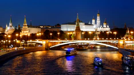 Night-hyperlapse-of-Moscow-Kremlin-and-Moskva-river-with-cruise-ships,-Russia