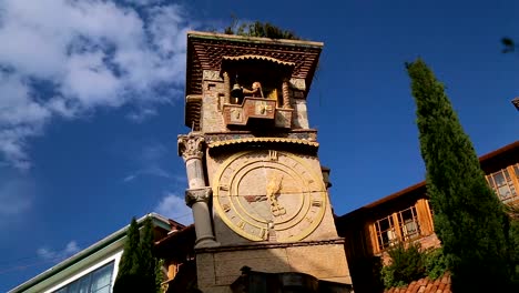 Tellerventil-schlägt-Glocke-am-Clock-Tower-von-Rezo-Gabriadze,-einzigartige-Touristenattraktion