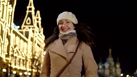 Schöne-Frau-in-einem-Mantel-auf-dem-Roten-Platz-in-Moskau