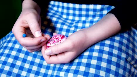 girl-hands-detail,-which-engraves-Easter-ornaments-on-colored-eggs,-with-engraving-technique,-typical-custom-of-Eastern-Europe,-Easter-footage-4K