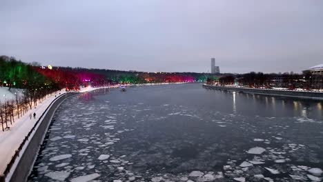 Weihnachtsdekoration-(Neujahr)-in-Moskau-(nachts),-Russland--Vorobyovskaya-Ufer-des-Flusses-Moskwa-und-Sperlingsbergen-(Worobjowy-Gory)