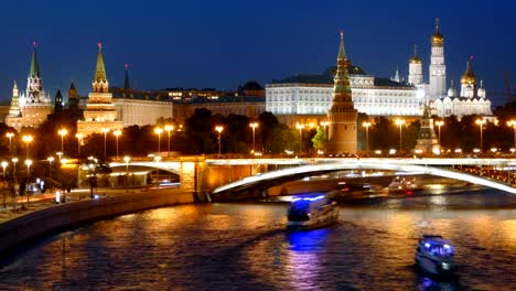 El-hiperlapso-nocturno-del-Kremlin-de-Moscú-y-el-río-Moskva-con-cruceros,-Rusia