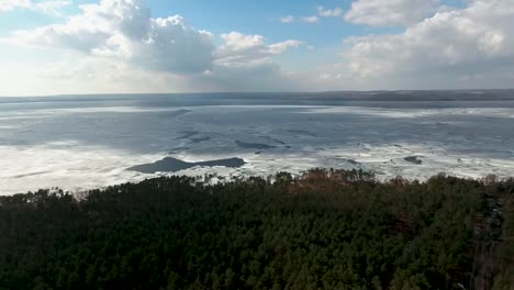 Fotografía-aérea-del-río-Dniéper-a-vista-de-pájaro.