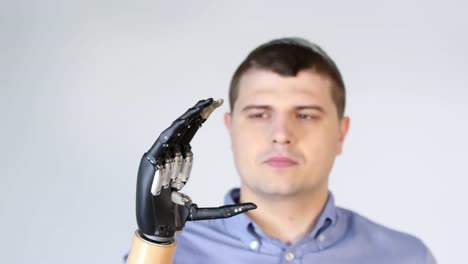 Mann-mit-Myoelectric-Prosthetic-Hand-zeigt-OK