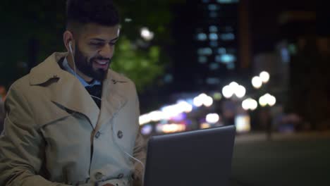 Fröhlicher-Geschäftsmann-im-Gespräch-mit-der-Familie-auf-dem-Laptop