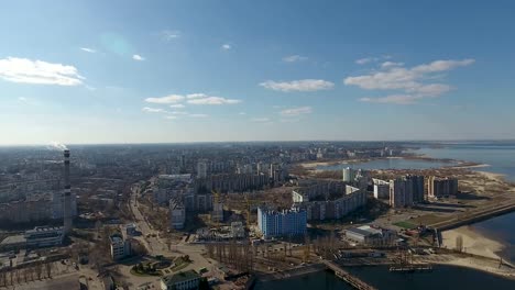 Vista-de-pájaro-de-río-y-puerto-de-carga.-Ciudad-Cherkassy,-Ucrania.-Panorama