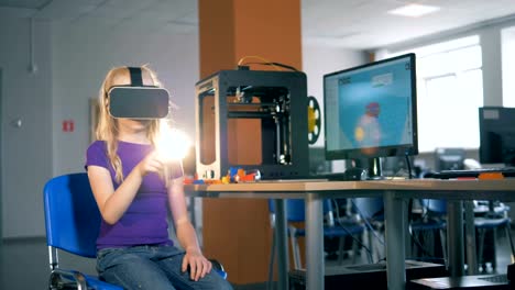 8-9-Jahre-Mädchen-mit-Virtual-Reality-Brille,-die-3D-Malvirtual-Reality-in-der-Schulklasse.