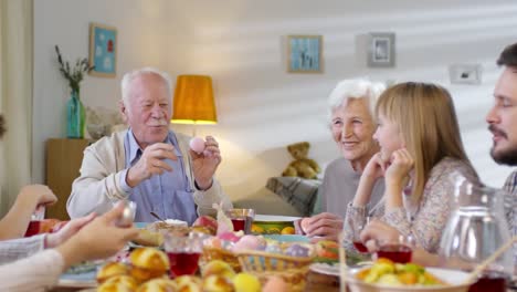 Familie-genießt-am-Ostersonntag-Abendessen