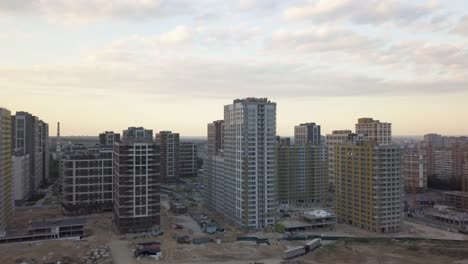 Luftaufnahme-der-Gegend-mit-neuen-Wohnwohnungen-am-Abend-bei-Sonnenuntergang.-stadtlandschaft.-Der-Bau-einer-Vielzahl-von-Wohngebäuden-spiegelt-die-Urbanisierung-Trends-wider