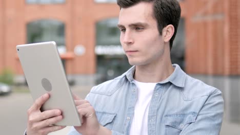 Joven-usando-Tablet-Outdoor