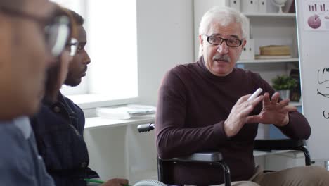 Secuencia-de-profesor-en-silla-de-ruedas-hablando-con-estudiantes